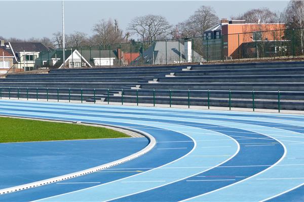 Aanleg kunststof atletiekpiste met aankomstgebouw, verlichting en omgevingswerken - Sportinfrabouw NV